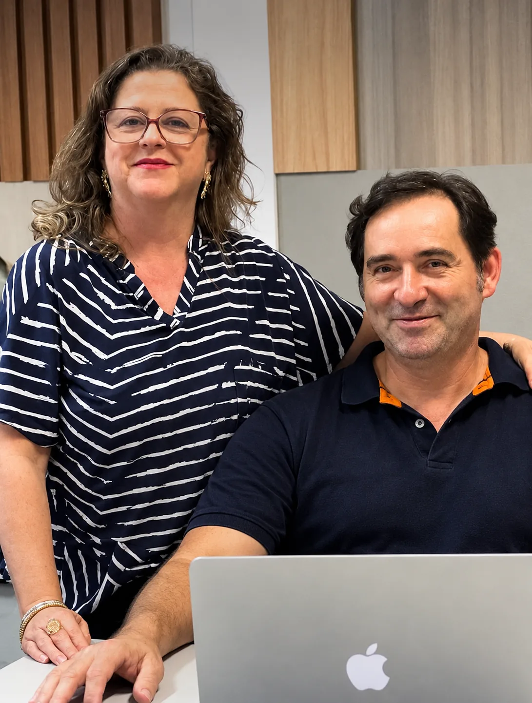 Luciana e Fernando, sócios da Porto Marcenaria, no escritório da empresa